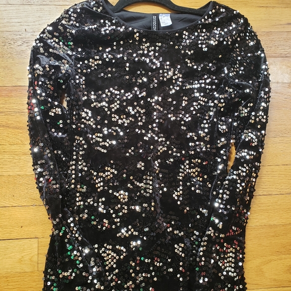 Black & silver Sequin Body Con Long-sleeve Dress - Picture 3 of 5